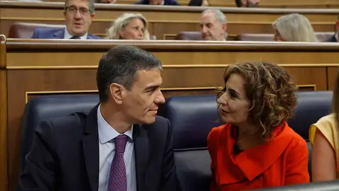 El presidente del Gobierno, Pedro Sánchez, y la vicepresidenta primera del Gobierno, y ministra de Hacienda, María Jesús Montero, en el pleno extraordinario sobre corrupción del pasado miércoles El presidente del Gobierno, Pedro Sánchez, y la vicepresidenta primera del Gobierno, y ministra de Hacienda, María Jesús Montero, en el pleno extraordinario sobre corrupción del pasado miércoles/ EFE/ Zipi