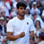 Alcaraz celebra su victoria en Wimbledon.