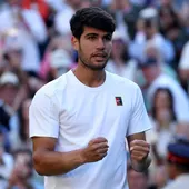 Alcaraz celebra su victoria en Wimbledon. Alcaraz celebra su victoria en Wimbledon.