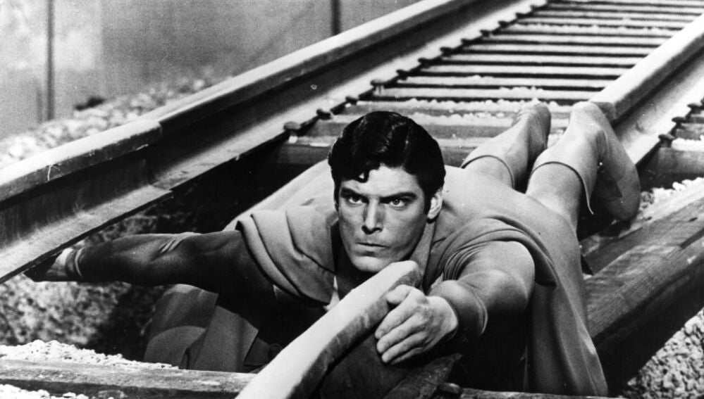 Christopher Reeve interpretando a Superman