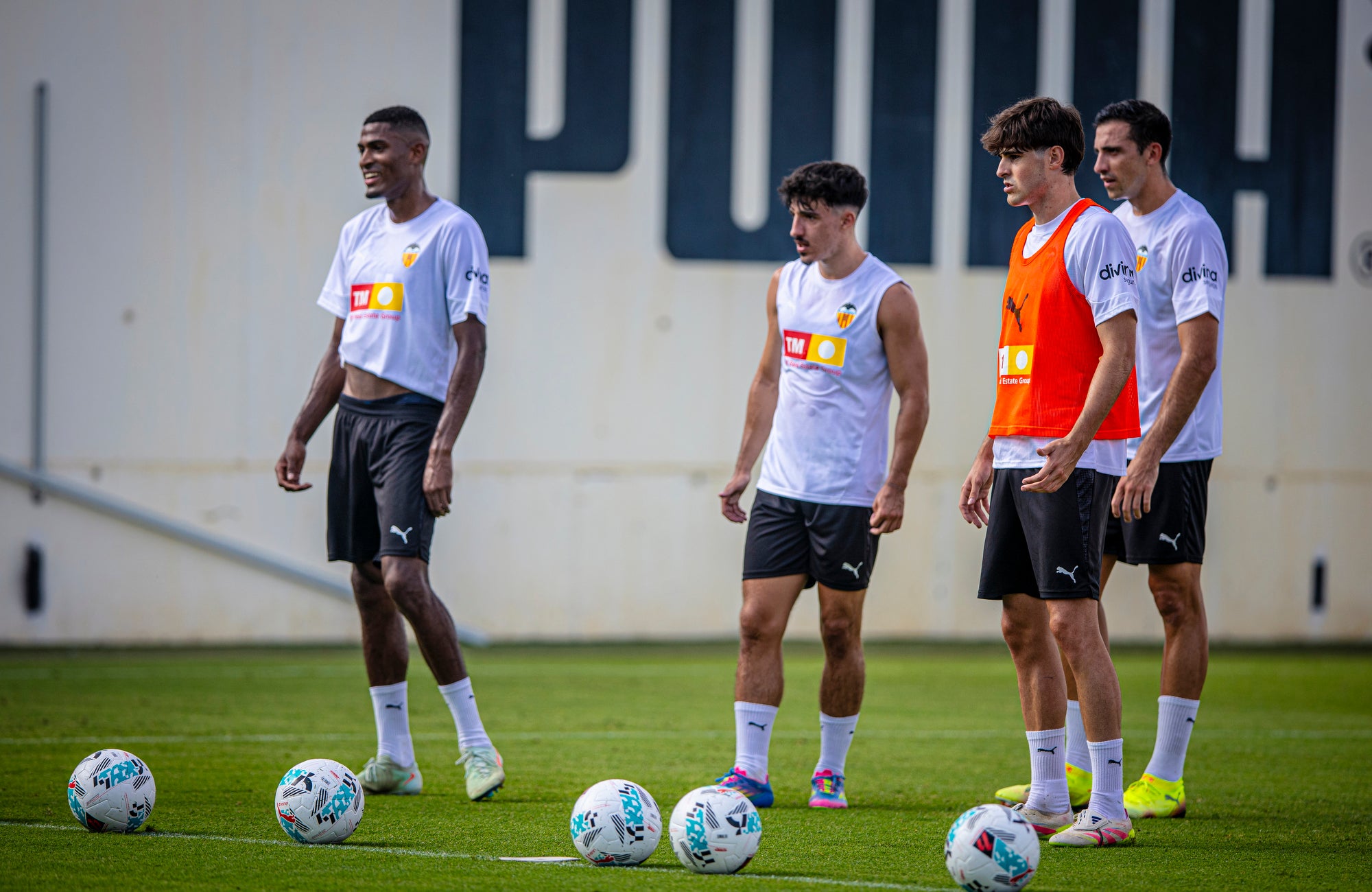 El Valencia ya trabaja con sus internacionales sub 21 y con Julen Agirrezabala El Valencia ya trabaja con sus internacionales sub 21 y con Julen Agirrezabala