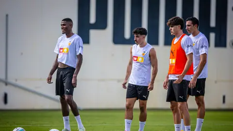 El Valencia ya trabaja con sus internacionales sub 21 y con Julen Agirrezabala El Valencia ya trabaja con sus internacionales sub 21 y con Julen Agirrezabala