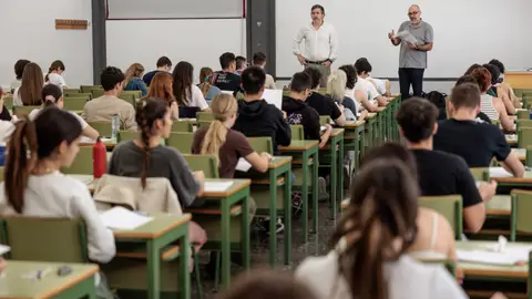 Varios estudiantes antes de comenzar uno de los exámenes de las Pruebas de Acceso a la Universidad (PAU) en la Comunitat Valenciana. Varios estudiantes antes de comenzar uno de los exámenes de las Pruebas de Acceso a la Universidad (PAU) en la Comunitat Valenciana.