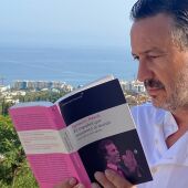 Javier García León leyendo