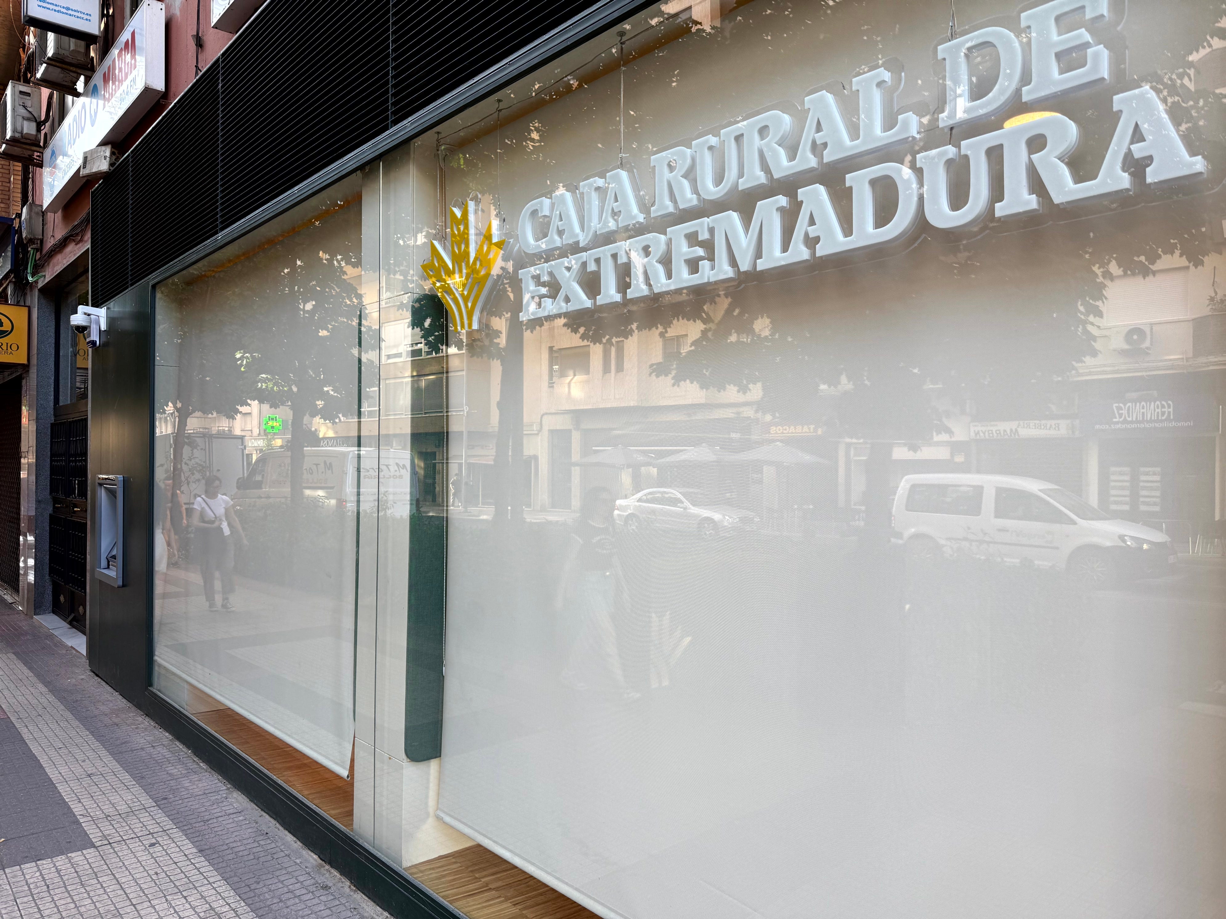 Caja Rural de Extremadura abre una nueva oficina en Cáceres con una imagen renovada, accesible y sostenible Caja Rural de Extremadura abre una nueva oficina en Cáceres con una imagen renovada, accesible y sostenible