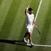 Alcaraz se mete en su tercera de Wimbledon tras un final épico ante Fritz