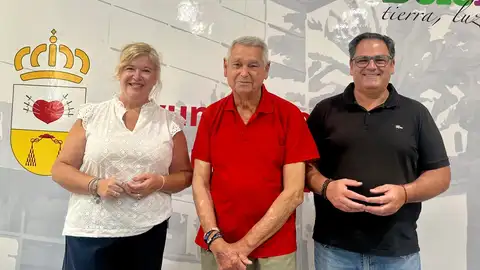De izquierda a derecha, la edil de Fiestas, Raquel Sirvent, el presidente de FEGADO, Rafael Andreu, y el alcalde de Dolores, Joaquín Hernández De izquierda a derecha, la edil de Fiestas, Raquel Sirvent, el presidente de FEGADO, Rafael Andreu, y el alcalde de Dolores, Joaquín Hernández