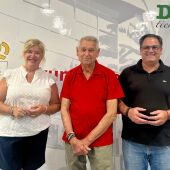 De izquierda a derecha, la edil de Fiestas, Raquel Sirvent, el presidente de FEGADO, Rafael Andreu, y el alcalde de Dolores, Joaquín Hernández