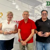 De izquierda a derecha, la edil de Fiestas, Raquel Sirvent, el presidente de FEGADO, Rafael Andreu, y el alcalde de Dolores, Joaquín Hernández De izquierda a derecha, la edil de Fiestas, Raquel Sirvent, el presidente de FEGADO, Rafael Andreu, y el alcalde de Dolores, Joaquín Hernández