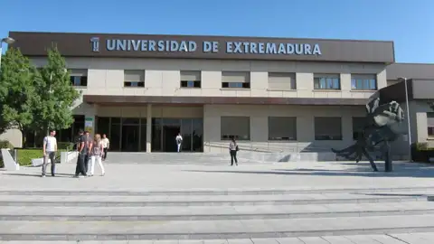 La Universidad de Extremadura ocupa la posición número 13 entre las universidades españolas en titulaciones y titulados La Universidad de Extremadura ocupa la posición número 13 entre las universidades españolas en titulaciones y titulados