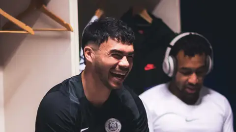 Gabriel Suazo en el vestuario junto a su excompañero Cristian Cásseres Gabriel Suazo en el vestuario junto a su excompañero Cristian Cásseres