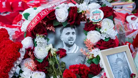 Imagen de los homenajes a Diogo Jota en las inmediaciones de Anfield, en Liverpool. Imagen de los homenajes a Diogo Jota en las inmediaciones de Anfield, en Liverpool.