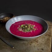 Gazpacho de cerezas con crujientes de jamón
