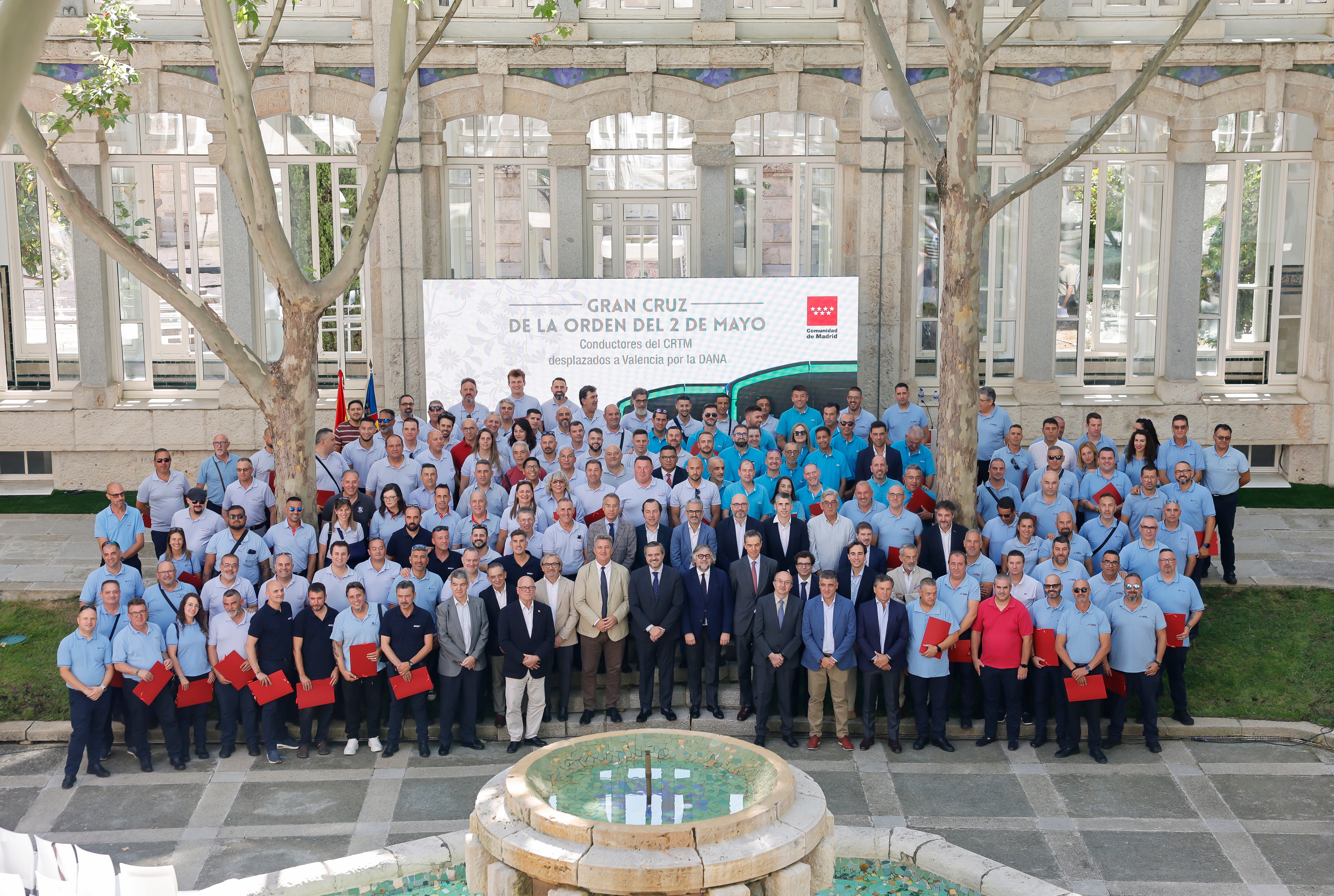 València homenajea a los autobuseros madrileños de la DANA con el Puente de la Comunidad de Madrid València homenajea a los autobuseros madrileños de la DANA con el Puente de la Comunidad de Madrid