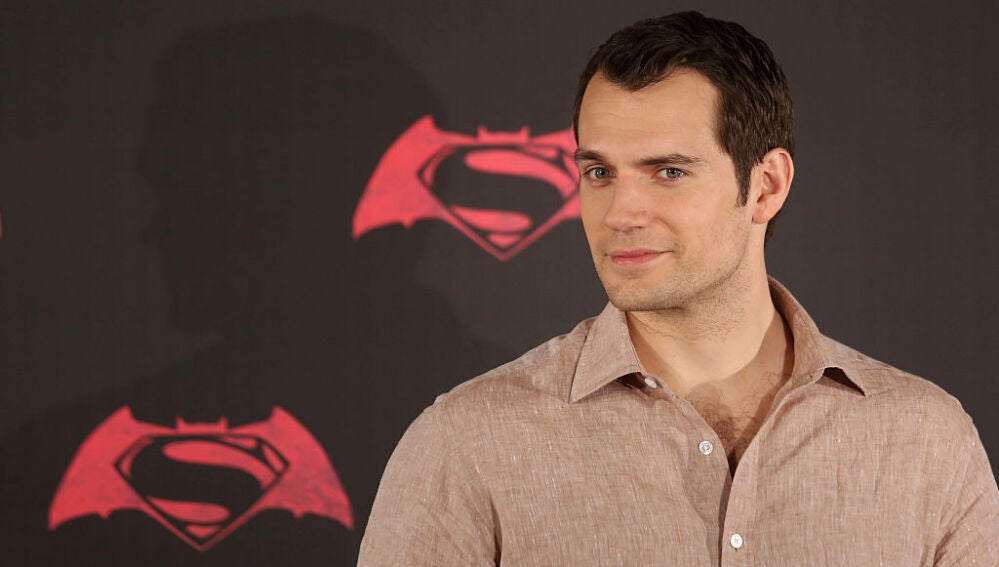 Henry Cavill en la alfombra roja de Batman vs Superman