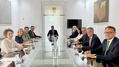 Una delegación del Govern encabezada por los consellers José Luis Mateo, Alejandro Sáenz de San Pedro y Jaume Bauzá se ha reunido con el vicepresidente ejecutivo de Aena, Javier Marín, y el director del aeropuerto de Palma, Tomás Melgar Una delegación del Govern encabezada por los consellers José Luis Mateo, Alejandro Sáenz de San Pedro y Jaume Bauzá se ha reunido con el vicepresidente ejecutivo de Aena, Javier Marín, y el director del aeropuerto de Palma, Tomás Melgar