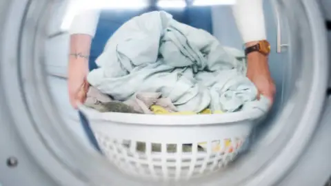 Descubre los 5 errores que están haciendo que tu ropa huela mal en pleno verano: así puedes evitarlo Descubre los 5 errores que están haciendo que tu ropa huela mal en pleno verano: así puedes evitarlo