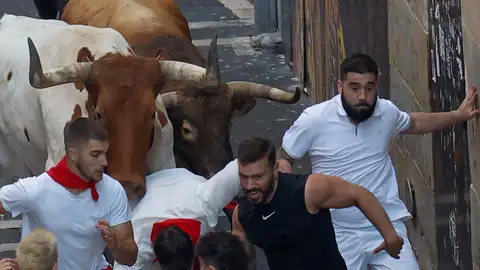 Los toros de La Palmosilla dejan un encierro rápido, peligroso y condicionado por el bullicio Los toros de La Palmosilla dejan un encierro rápido, peligroso y condicionado por el bullicio