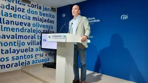El portavoz del PP de Extremadura, José Ángel Sánchez Juliá, en rueda de prensa El portavoz del PP de Extremadura, José Ángel Sánchez Juliá, en rueda de prensa