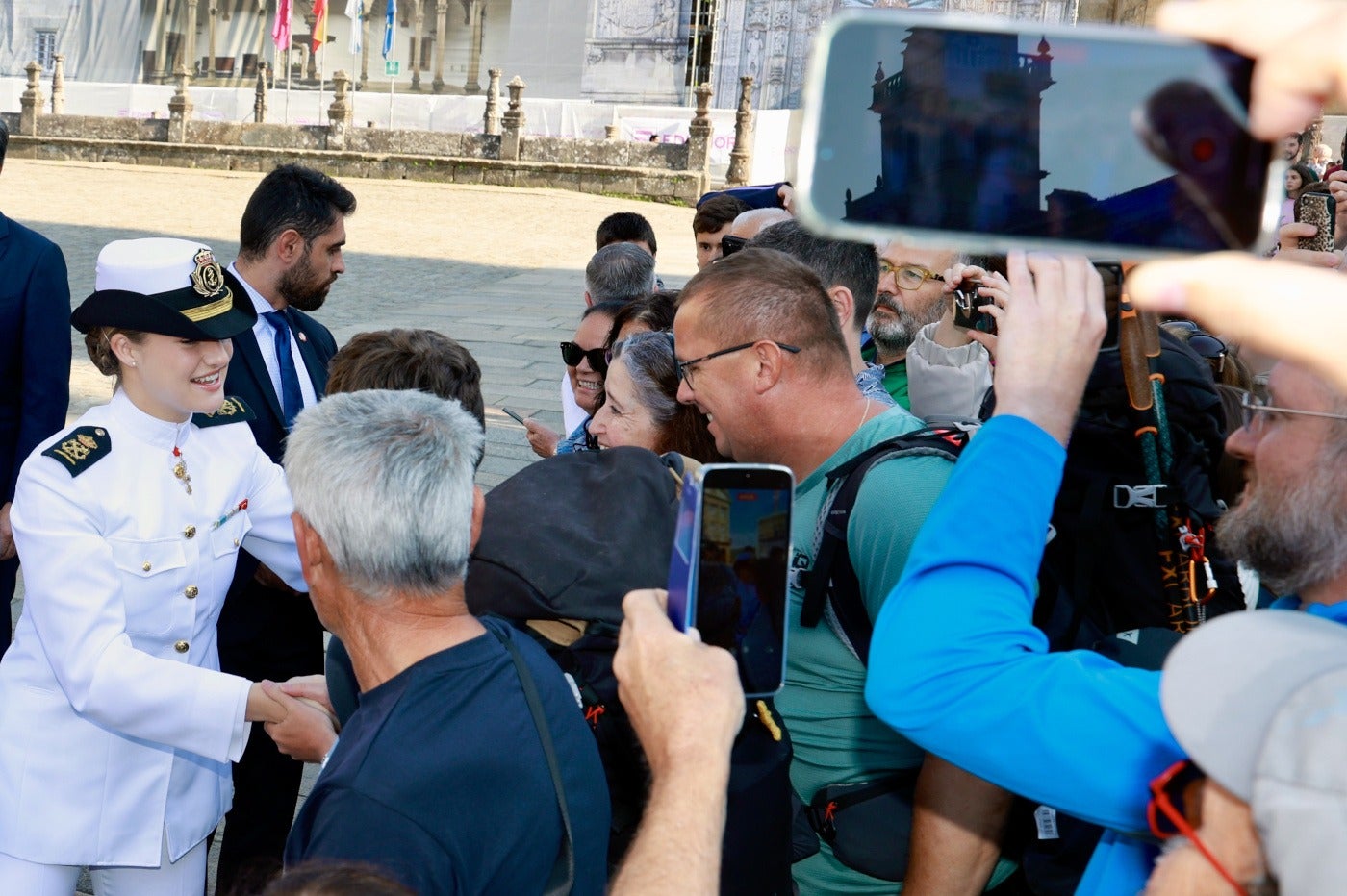 Decenas de personas arropan a Leonor al recibir la Medalla de Galicia:"Maravilloso disfrutar de la próxima reina" Decenas de personas arropan a Leonor al recibir la Medalla de Galicia:"Maravilloso disfrutar de la próxima reina"