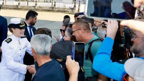 Decenas de personas arropan a Leonor al recibir la Medalla de Galicia:"Maravilloso disfrutar de la próxima reina" Decenas de personas arropan a Leonor al recibir la Medalla de Galicia:"Maravilloso disfrutar de la próxima reina"