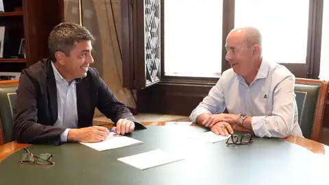 El president de la Generalitat, Carlos Mazón, (i)ha mantenido un encuentro de trabajo con el alcalde de Massanassa, Francisco Comes, (d). El president de la Generalitat, Carlos Mazón, (i)ha mantenido un encuentro de trabajo con el alcalde de Massanassa, Francisco Comes, (d).