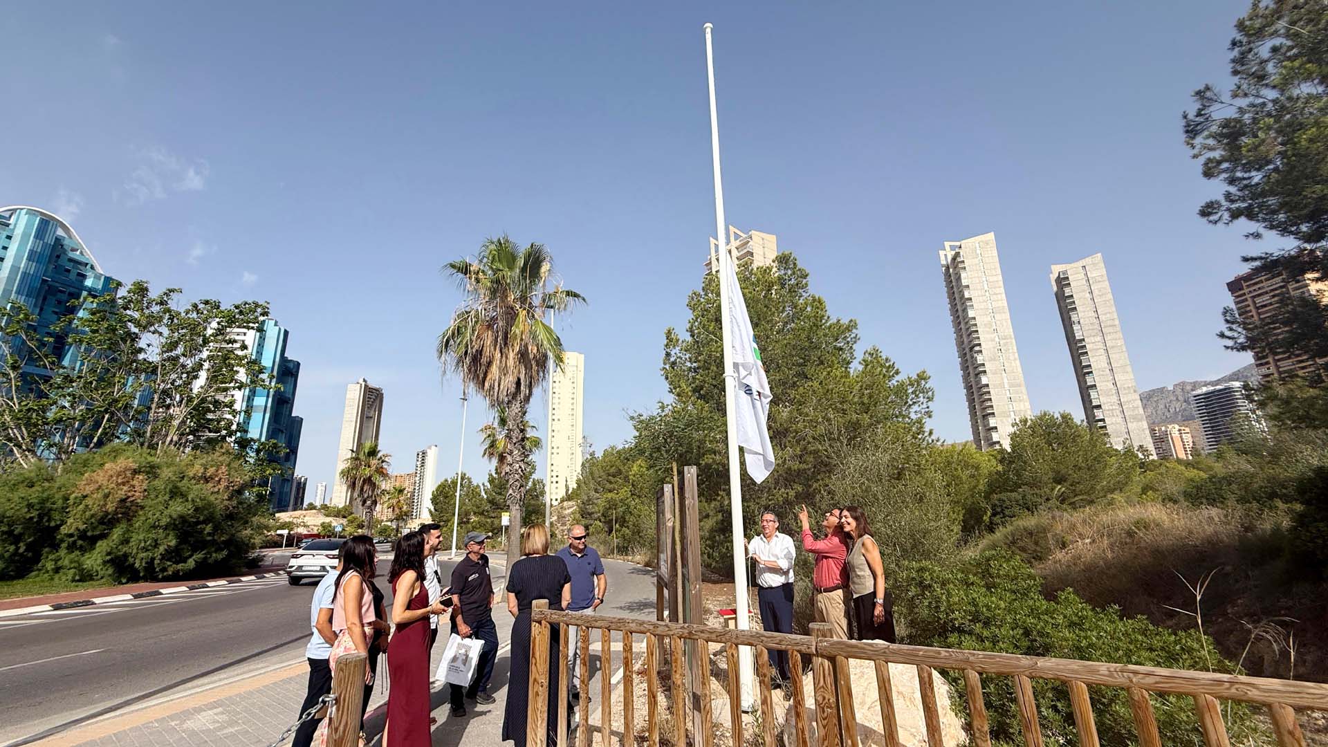 El parque El Moralet de Benidorm luce ya la ‘Bandera Sendero Azul’ que reconoce el esfuerzo municipal para su recuperación El parque El Moralet de Benidorm luce ya la ‘Bandera Sendero Azul’ que reconoce el esfuerzo municipal para su recuperación