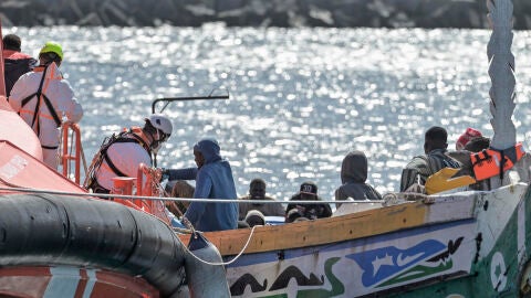Cayuco rescatado en aguas de El Hierro con 54 migrantes