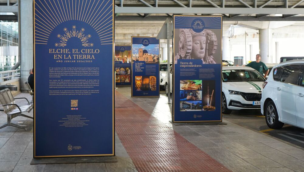 La exposición ‘Elche, el cielo en la Tierra’ da la bienvenida a los turistas que aterrizan en el aeropuerto Alicante-Elche.