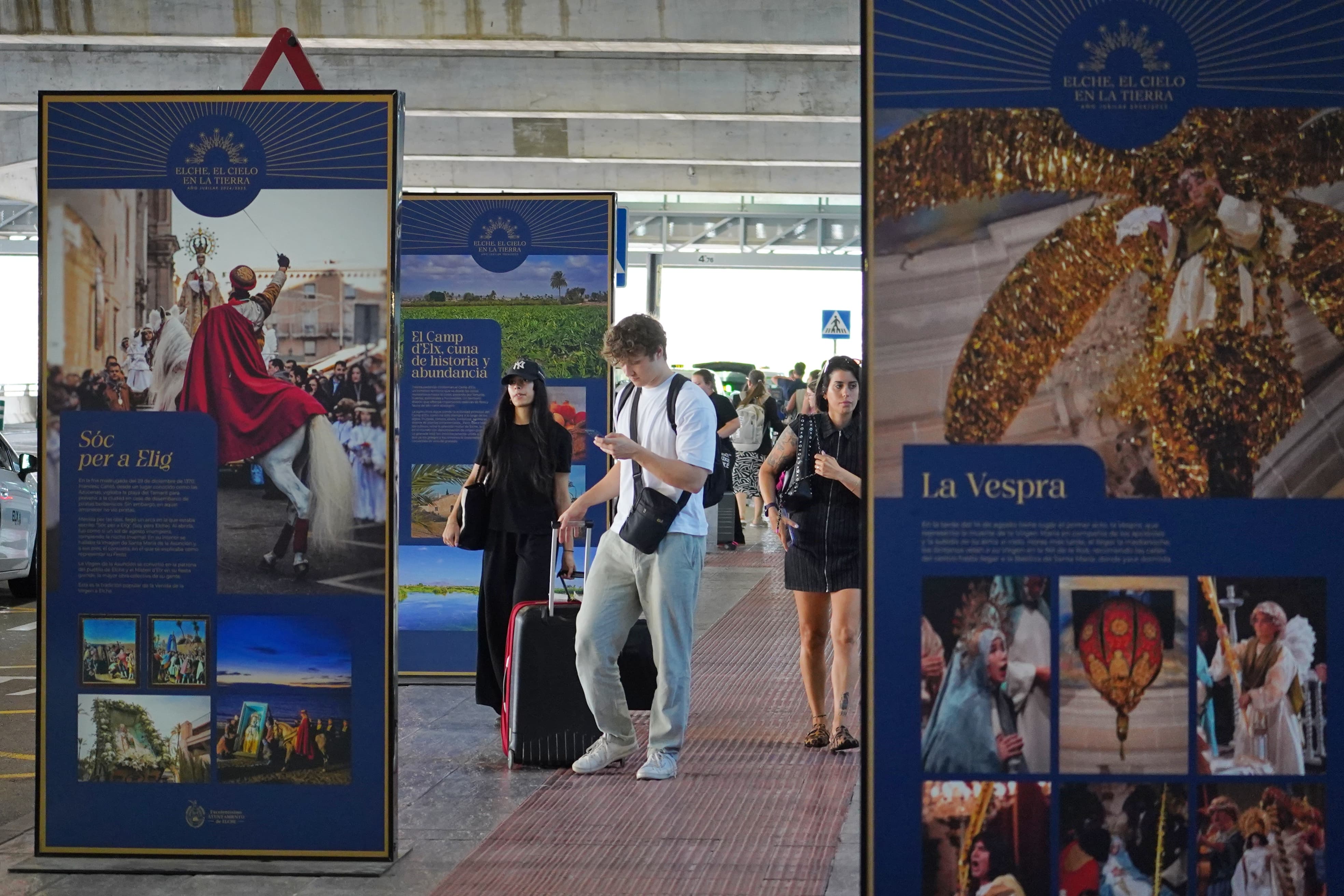 ‘Elche, el cielo en la Tierra’ da la bienvenida a los turistas que aterrizan en el aeropuerto de El Altet ‘Elche, el cielo en la Tierra’ da la bienvenida a los turistas que aterrizan en el aeropuerto de El Altet