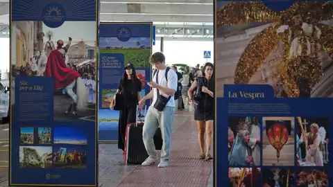 La exposición ‘Elche, el cielo en la Tierra’ da la bienvenida a los turistas que aterrizan en el aeropuerto Alicante-Elche. La exposición ‘Elche, el cielo en la Tierra’ da la bienvenida a los turistas que aterrizan en el aeropuerto Alicante-Elche.