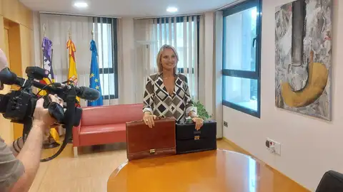 La consellera de Trabajo, Función Pública y Diálogo Social, Catalina Cabrer, durante el traspaso de carteras La consellera de Trabajo, Función Pública y Diálogo Social, Catalina Cabrer, durante el traspaso de carteras