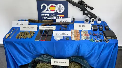 Sustancias, efectos y armas intervenidos por la Policía Nacional en Elda y Monforte del Cid. Sustancias, efectos y armas intervenidos por la Policía Nacional en Elda y Monforte del Cid.