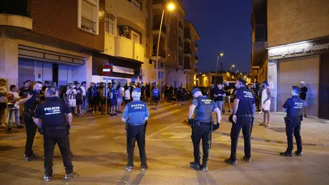 Agentes de Policía Local y Guardia Civil durante los altercados en Torre Pacheco. Agentes de Policía Local y Guardia Civil durante los altercados en Torre Pacheco.