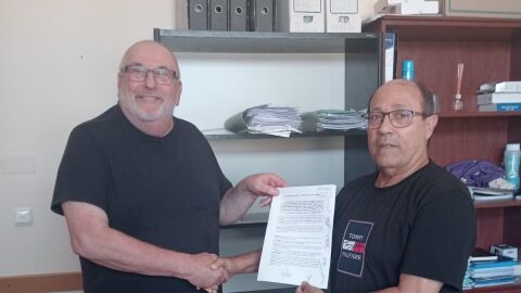 Alen Vanderbergen (izquierda) y Jos&eacute; Sampere (PSOE) , tras la firma de la primera moci&oacute;n de censura a principios de junio