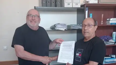Alen Vanderbergen (izquierda) y José Sampere (PSOE) , tras la firma de la primera moción de censura a principios de junio Alen Vanderbergen (izquierda) y José Sampere (PSOE) , tras la firma de la primera moción de censura a principios de junio