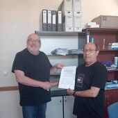 Alen Vanderbergen (izquierda) y José Sampere (PSOE) , tras la firma de la primera moción de censura a principios de junio