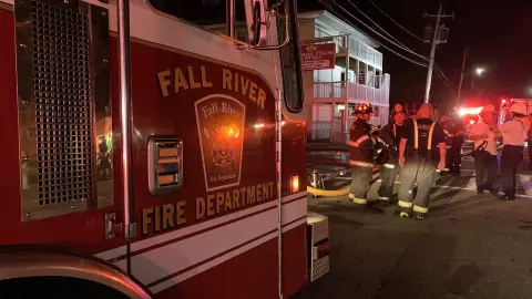 Al menos nueve muertos en el incendio de una residencia de mayores en Massachusetts Al menos nueve muertos en el incendio de una residencia de mayores en Massachusetts