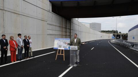 El presidente del Principado de Asturias, Adri&aacute;n Barb&oacute;n, en la inauguraci&oacute;n del desdoblamiento de la calzada de la AS-17 entre Bobes y Samiguel