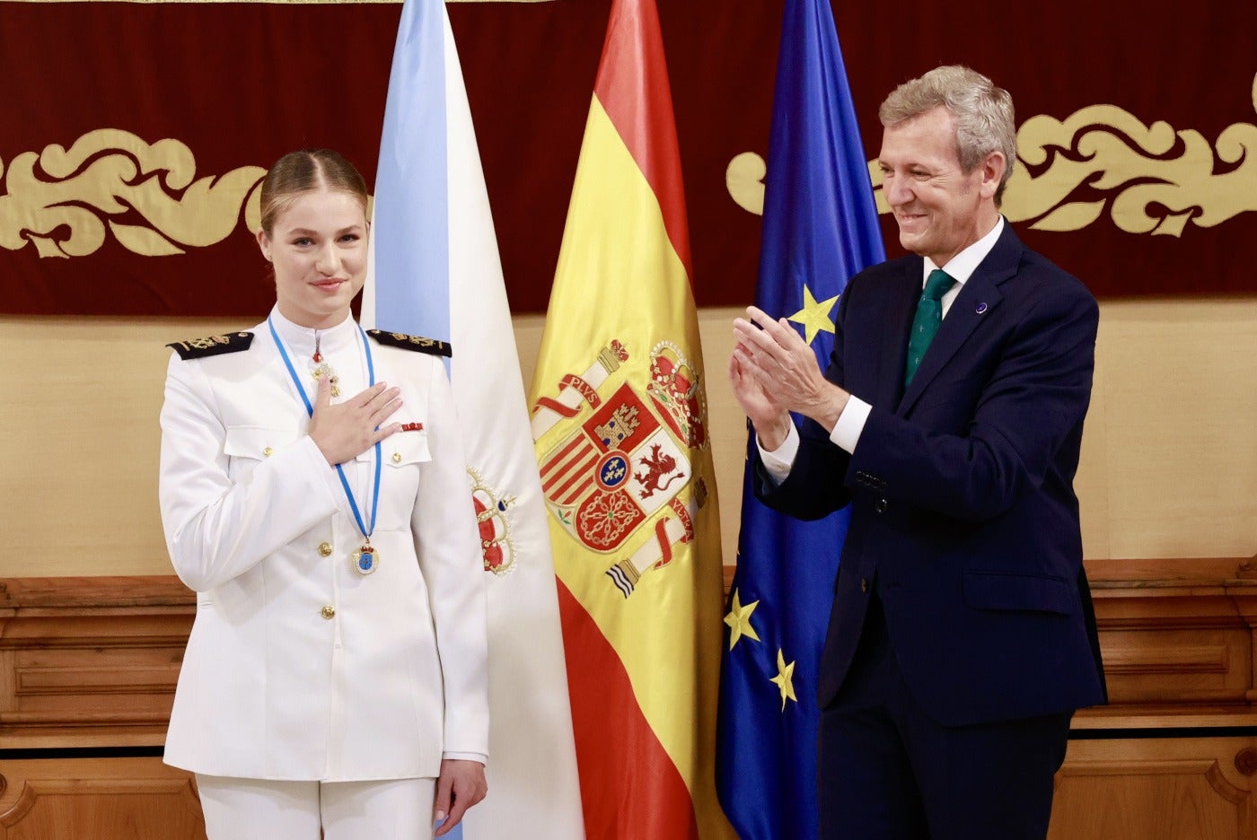 La princesa Leonor recibe la Medalla de Oro de Galicia: "Aquí está mi hogar, donde se acaba el mar" La princesa Leonor recibe la Medalla de Oro de Galicia: "Aquí está mi hogar, donde se acaba el mar"
