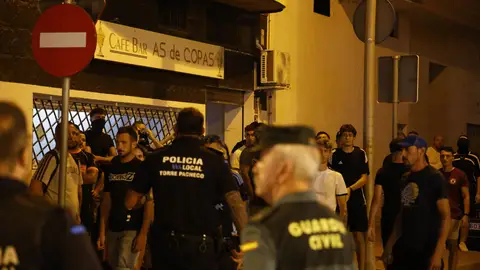 Agentes de Policía Local y Guardia Civil durante los altercados en Torre Pacheco. Agentes de Policía Local y Guardia Civil durante los altercados en Torre Pacheco.
