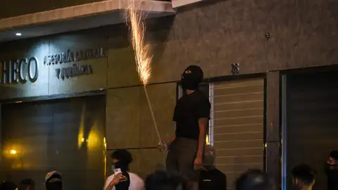 Jóvenes reunidos por la noche en el barrio de San Antonio en Torre Pacheco, Murcia Jóvenes reunidos por la noche en el barrio de San Antonio en Torre Pacheco, Murcia