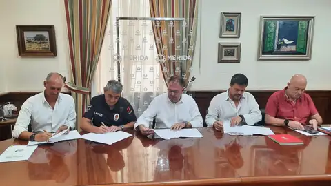 El Ayuntamiento de Mérida abonará con remanente de tesorería 2,16 millones en mejoras retributivas de personal municipal El Ayuntamiento de Mérida abonará con remanente de tesorería 2,16 millones en mejoras retributivas de personal municipal