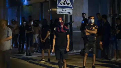 Jóvenes reunidos por la noche en el barrio de San Antonio en Torre Pacheco, Murcia Jóvenes reunidos por la noche en el barrio de San Antonio en Torre Pacheco, Murcia