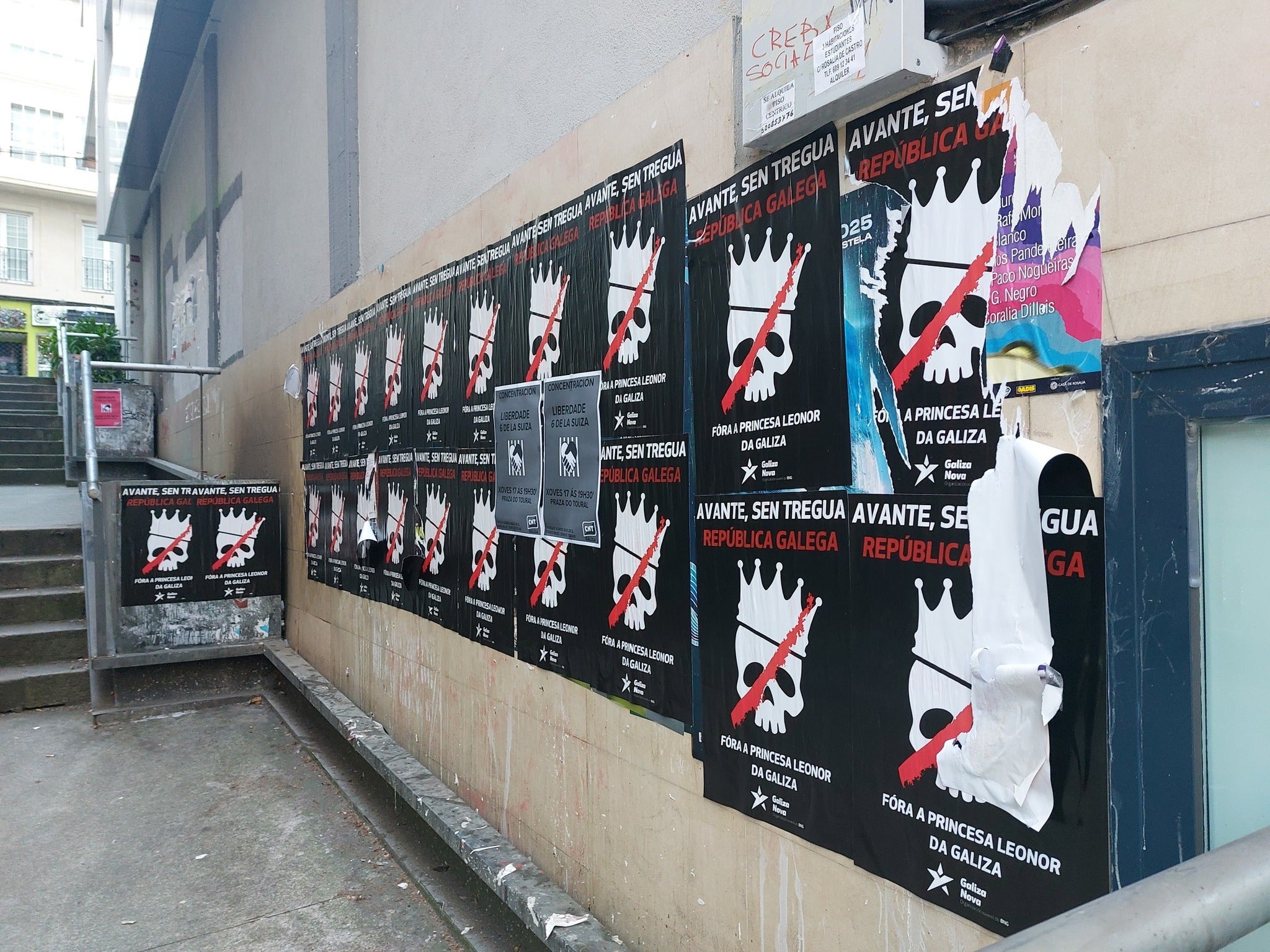 El gobierno de Santiago señala que "hay un déficit" de espacios para colocar carteles mientras la oposición exige que "sea la alcaldesa de todos los compostelanos El gobierno de Santiago señala que "hay un déficit" de espacios para colocar carteles mientras la oposición exige que "sea la alcaldesa de todos los compostelanos