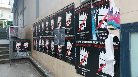 El gobierno de Santiago señala que "hay un déficit" de espacios para colocar carteles mientras la oposición exige que "sea la alcaldesa de todos los compostelanos El gobierno de Santiago señala que "hay un déficit" de espacios para colocar carteles mientras la oposición exige que "sea la alcaldesa de todos los compostelanos