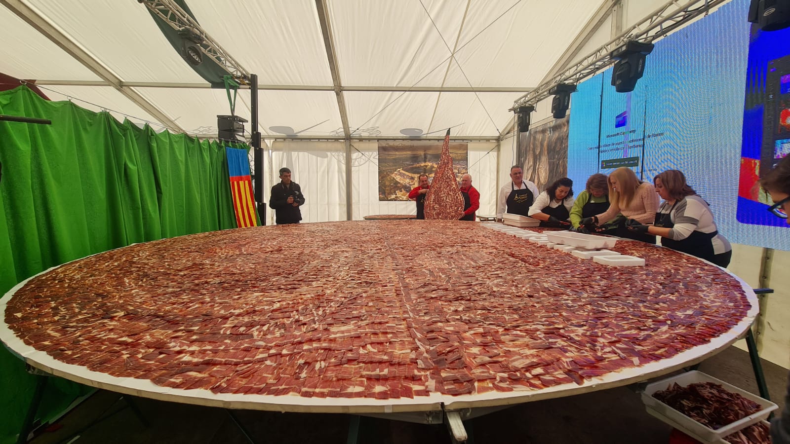 La importancia del jamón en Cumbres Mayores (Huelva): hacen tapas gigantes de hasta 32 metros cuadrados La importancia del jamón en Cumbres Mayores (Huelva): hacen tapas gigantes de hasta 32 metros cuadrados