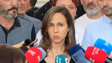 La secretaria general de Podemos, Ione Belarra, realiza declaraciones a la prensa a su llegada a Torre Pacheco. La secretaria general de Podemos, Ione Belarra, realiza declaraciones a la prensa a su llegada a Torre Pacheco.