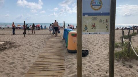 Imagen de archivo de un cartel de la la campa&ntilde;a &lsquo;Platges Sense Fum&rsquo; en una playa de Elche.