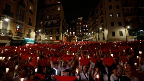 Miles de pamploneses despiden los Sanfermines 2025 desde la Plaza Consitorial